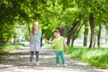 erkek ve kız kardeşi arasındaki ilişki, zor bir durumda size bir el vermek, kız rahatsız olduğunu, çocuk ona elini çeker