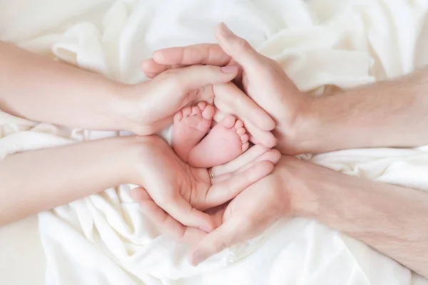 Πόδια Ενός Νεογέννητου Μωρού Ένα Παιδί Στα Χέρια Των Γονέων — Φωτογραφία Αρχείου