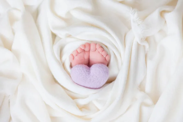 Baby Feet White Background Baby Life Baby Crib Blank Sheet — Stock Photo, Image