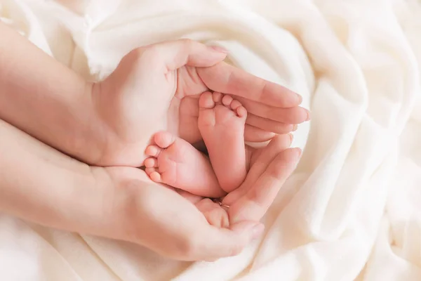 Małe Nogi Noworodka Białym Tle Miłość Życie Dziecka — Zdjęcie stockowe