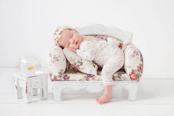 Noworodka Dziewczynka Białej Koronki Body Śpi Vintage Sofa Obok Goldfish — Zdjęcie stockowe