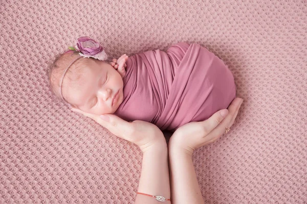 Noworodka Dziewczynka Kokonie Rękach Matek Różowym Tle Noworodki Marzenia Babys — Zdjęcie stockowe