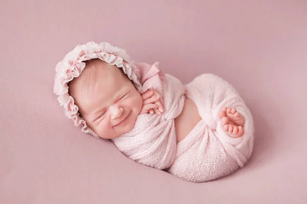 Bebê Recém Nascido Menina Casulo Belo Boné Renda Fundo Rosa — Fotografia de Stock