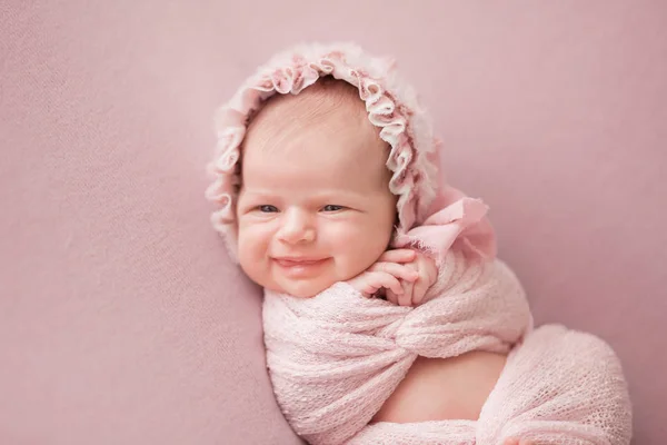 Bebê Recém Nascido Menina Casulo Belo Boné Renda Fundo Rosa — Fotografia de Stock