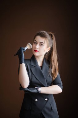 koyu kahverengi arka plan üzerinde meslek kız makyaj sanatçısı stilist, iş bakmak makyaj sanatçısı