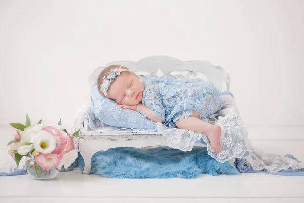 Bebê Recém Nascido Menina Planalto Azul Dorme Sofá Ornamento Com — Fotografia de Stock