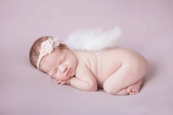 Śpiąca Noworodka Obraz Anioła Skrzydłami Liliowym Tle Śpiący Anioł — Zdjęcie stockowe