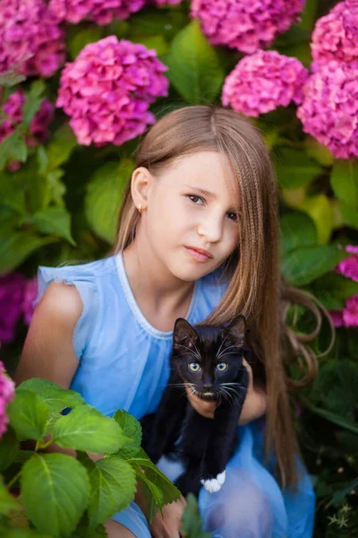 Blonde Girl Blue Dress Holds Black Cat White Spots Her — Stock Photo, Image