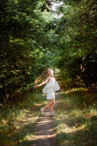 Uma Menina Terno Branco Penteado Infantil Engraçado Caminha Parque Corre — Fotografia de Stock