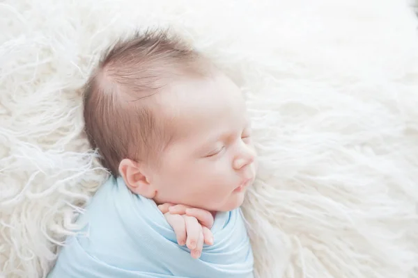 Recém Nascido Casulo Azul Dorme Cobertor Branco Com Pilha — Fotografia de Stock