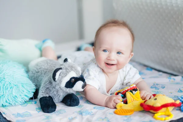 Lille Baby Dreng Måneder Gammel Ligger Maven Sofaen Lyst Rum - Stock-foto