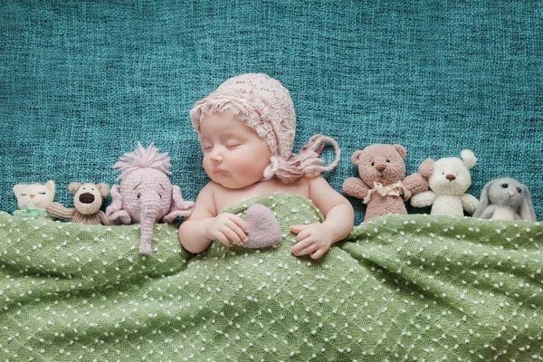 Pequena Menina Recém Nascida Chapéu Rosa Dorme Com Seus Brinquedos — Fotografia de Stock