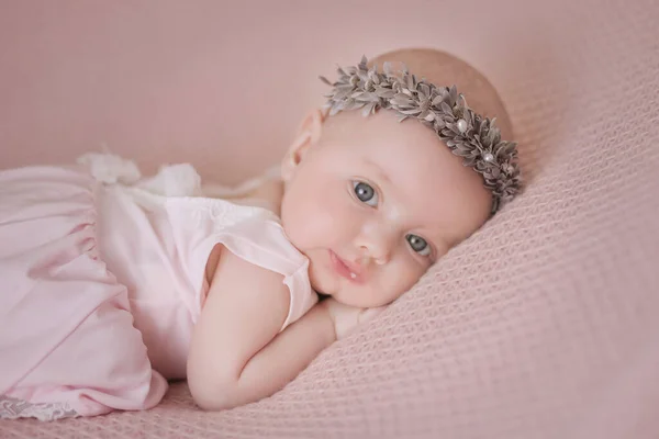 Újszülött Kislány Puha Rózsaszín Ruhában Rózsaszín Poros Takarón Háttér Portré — Stock Fotó