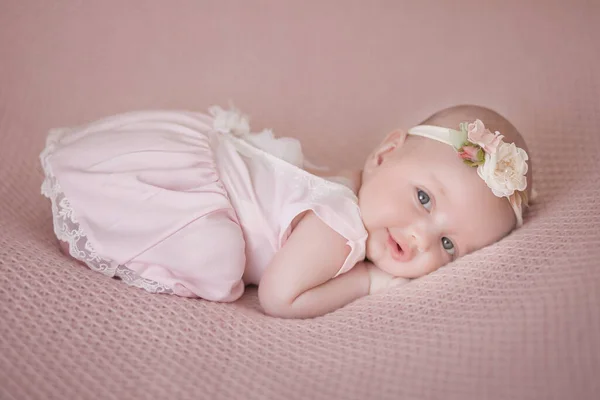 Neugeborenes Kleines Mädchen Weichem Rosa Kleid Auf Rosa Puderdecke Hintergrund — Stockfoto