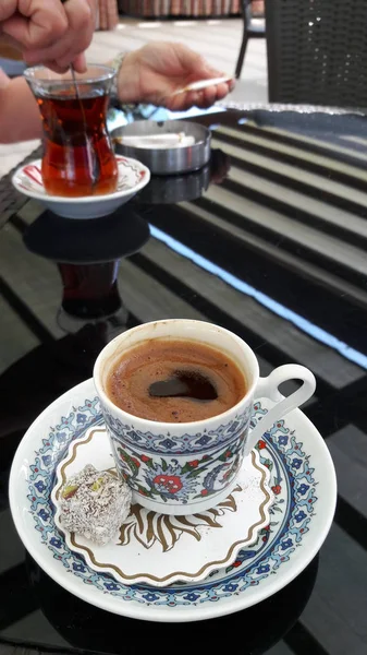 Турецкий кофе со сладостями на фоне турецкого чая — стоковое фото