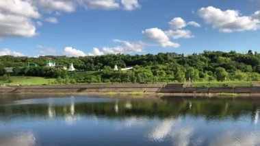Nizhny Novgorod 'daki Volga Nehri' nden bahar manzarası ve manastır.
