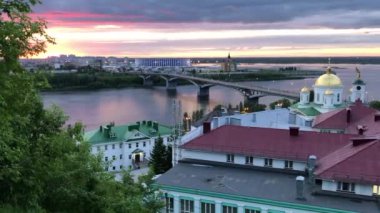 Yazın gün batımında şehir manzarası Nizhny Novgorod