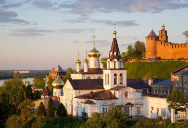 Nizhny Novgorod 'da Ortodoks Kilisesi ve Kremlin' de akşam üstü