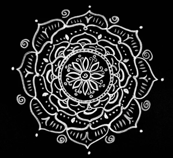 Ręcznie Rysowany Kwiat Mandali Białych Kredkach Czarnej Tablicy — Zdjęcie stockowe