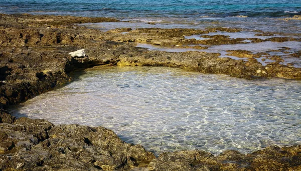 Struktura Skalnatého Pobřeží Průhledného Středozemního Moře — Stock fotografie