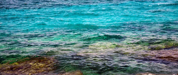 Прозора Бірюзова Багатобарвна Вода Середземного Моря Кіпрі — стокове фото