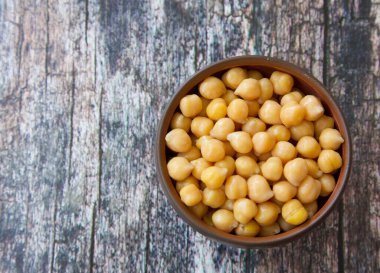 Bir kase dolusu kaynamış ve kurutulmuş nohut.