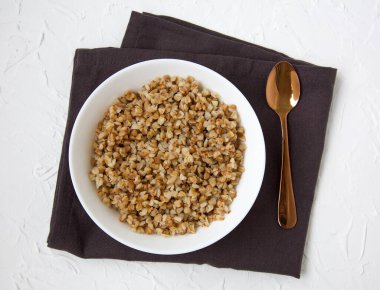 Pişmiş karabuğdaylı sağlıklı kahvaltı.