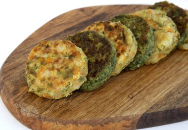 Tahta kesme tahtasının üzerinde havuç sebze pirzolası ve brokoli.