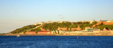 Güçlü Volga Nehri 'nden antik Rus şehri Nizhny Novgorod' un manzarası