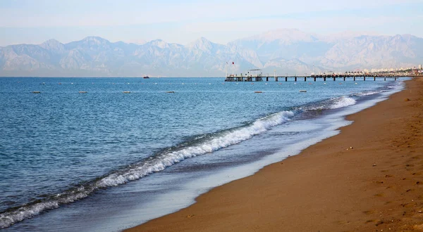 Ηλιοβασίλεμα Στην Παραλία Λάρα Στη Μεσόγειο Θάλασσα Στην Τουρκία Εικόνα Αρχείου