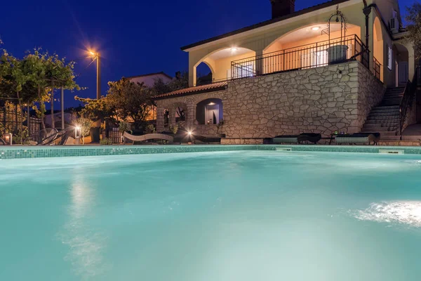 Geceleri Yüzme Havuzlu Tatil Evi — Stok fotoğraf