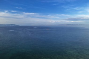 Yalnız kaya üzerinde kırmızı deniz feneri