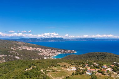 Hırvatistan 'ın Istria kentindeki Cres Adası' nın arka planında yer alan hava manzaralı Rabac kenti
