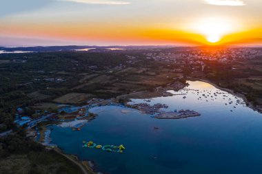 Kuje gölünün karanlık çöktüğünde, arka planda Liznjan, Hırvatistan 'ın Istria kentindeki bir hava görüntüsü