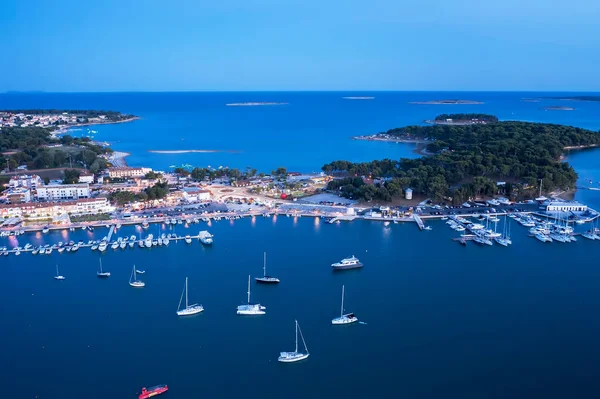 Hırvatistan Istria Kentinin Alacakaranlıkta Medulin Limanının Hava Görüntüsü Telifsiz Stok Fotoğraflar