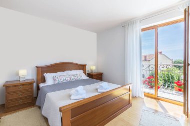 Modern yatak odası ve balkon manzarasının ayrıntıları