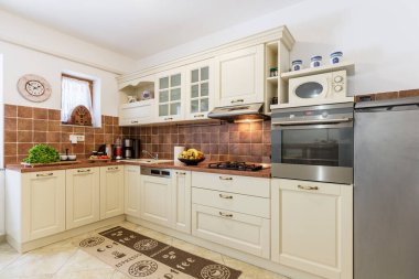 çatal bıçaklı modern lüks mutfak.