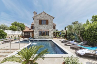 Havuzu olan modern tatil evi. 