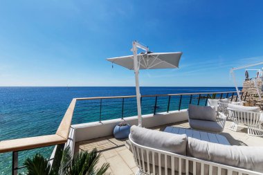 Kafenin terasından açık deniz manzarası