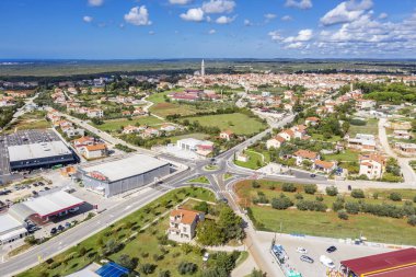 VODNJAN, CROATIA - 6 Ekim 2020 - Vodnjan 'ın havadan görünüşü, arka planda Istria, Hırvatistan' daki en yüksek kuleye sahip St. Blasius kilisesi (62 metre).