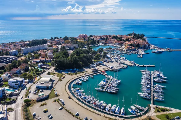 Letecký Snímek Pobřežního Města Novigrad Čluny Jachtami Přístavu Pozadí Staré — Stock fotografie