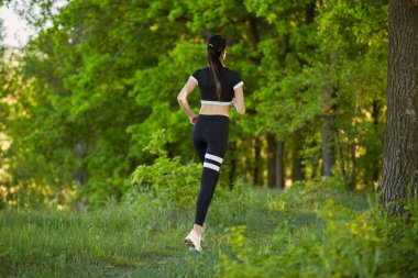 Bir spor brassiere ve tozluk giyen güzel bir rakam ile seksi, sportif kız, spor egzersizleri yapıyor, açık çalışan