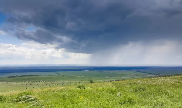 Krásná Letní Venkovská Krajina Před Bouří Proti Modrému Nebi — Stock fotografie