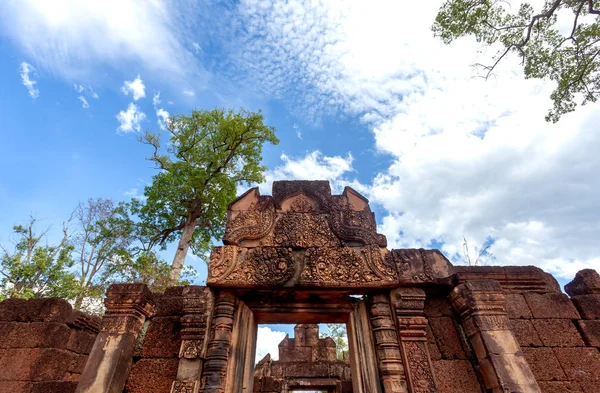 Antik duvarlar ve Kamboçya kale lentolar Angkor Wat.Siem Reap Kamboçya mavi gökyüzünde kabarık bulutlar içinde
