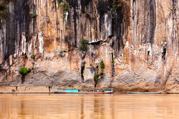 Boot Geparkeerd Mekong Rivier Met Een Grote Hoge Klif — Stockfoto