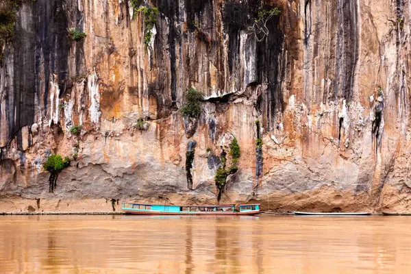 Barco Estacionado Rio Mekong Com Grande Penhasco Alto — Fotografia de Stock