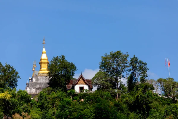 位于老挝中北部勃拉邦山顶的普西金塔 — 图库照片