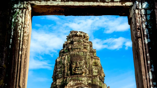 Kamenná Tvář Bayon Castle Skrz Okno Khmerský Starověký Angkor Wat — Stock fotografie