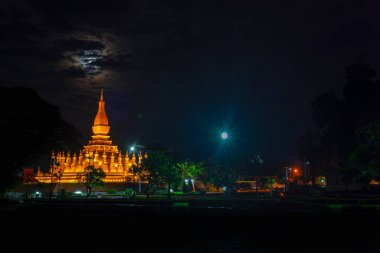 Altın Pagoda, Laos mimarisi, Phra That Luang gece parlak Aydınlatılmış büyük ay.Lens parlama ligh ile .siyah arka plan üzerinde . Vientiane, Laos