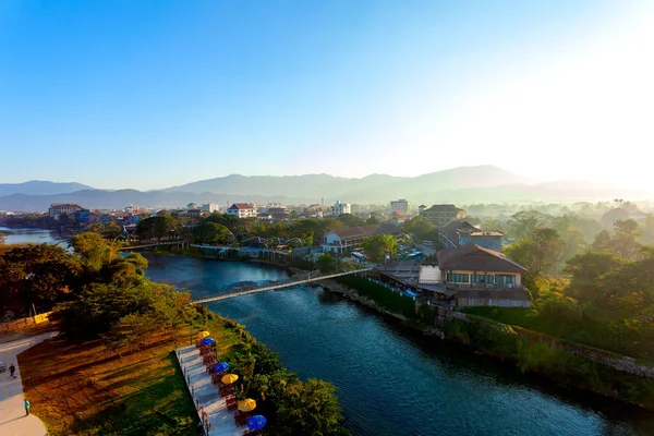 Vanag Vieng City.02/05/2019.Sabah güneşi ile Song Nehri ve Vang Vieng görünümü. Laos